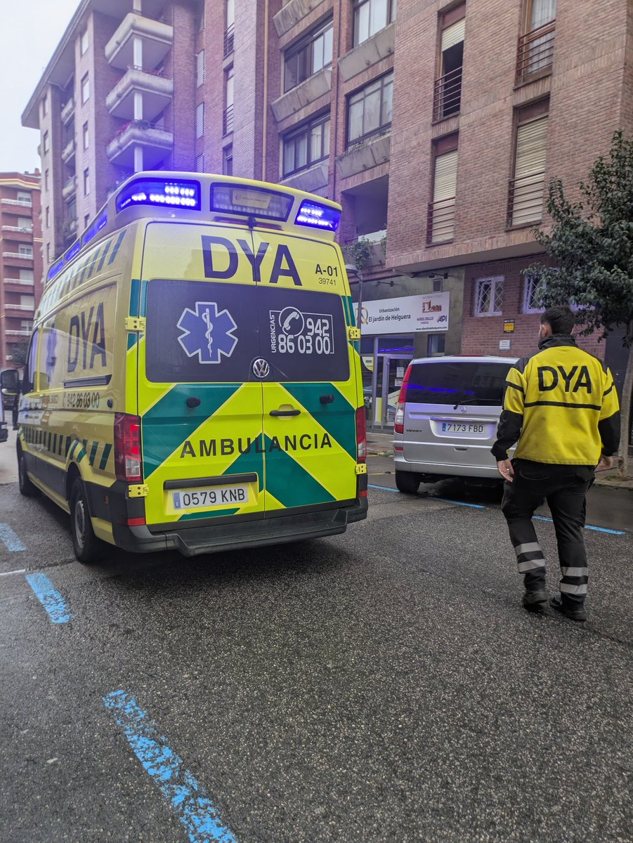 09:15 Ayuda Social Urgente en domicilio de #CastroUrdiales por mayor dependiente que sufre caída de la cama con imposibilidad para levantarse, acude servicio ASU #DYA que tras comprobar no sufre lesiones, incorpora y deja a cargo de familiar.