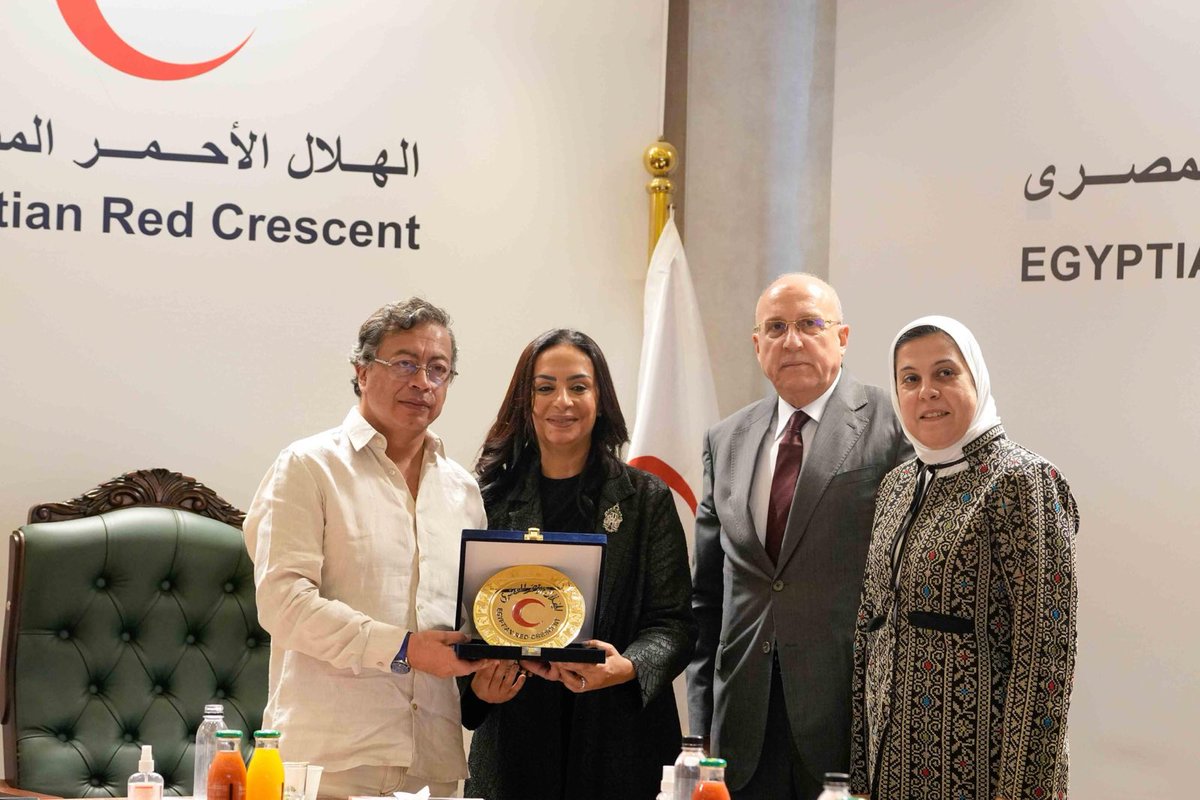 petrogustavo's tweet image. Empacó una caja de ayuda alimentaria al pueblo Palestino en la Luna Roja, equivale a nuestra Cruz Roja, en el Cairo. Desde este lugar se reparte al ayuda mundial a Gaza.

Recibo una distinción de esta entidad que es base de la nueva humanidad. La que lucha contra la barbarie y el…