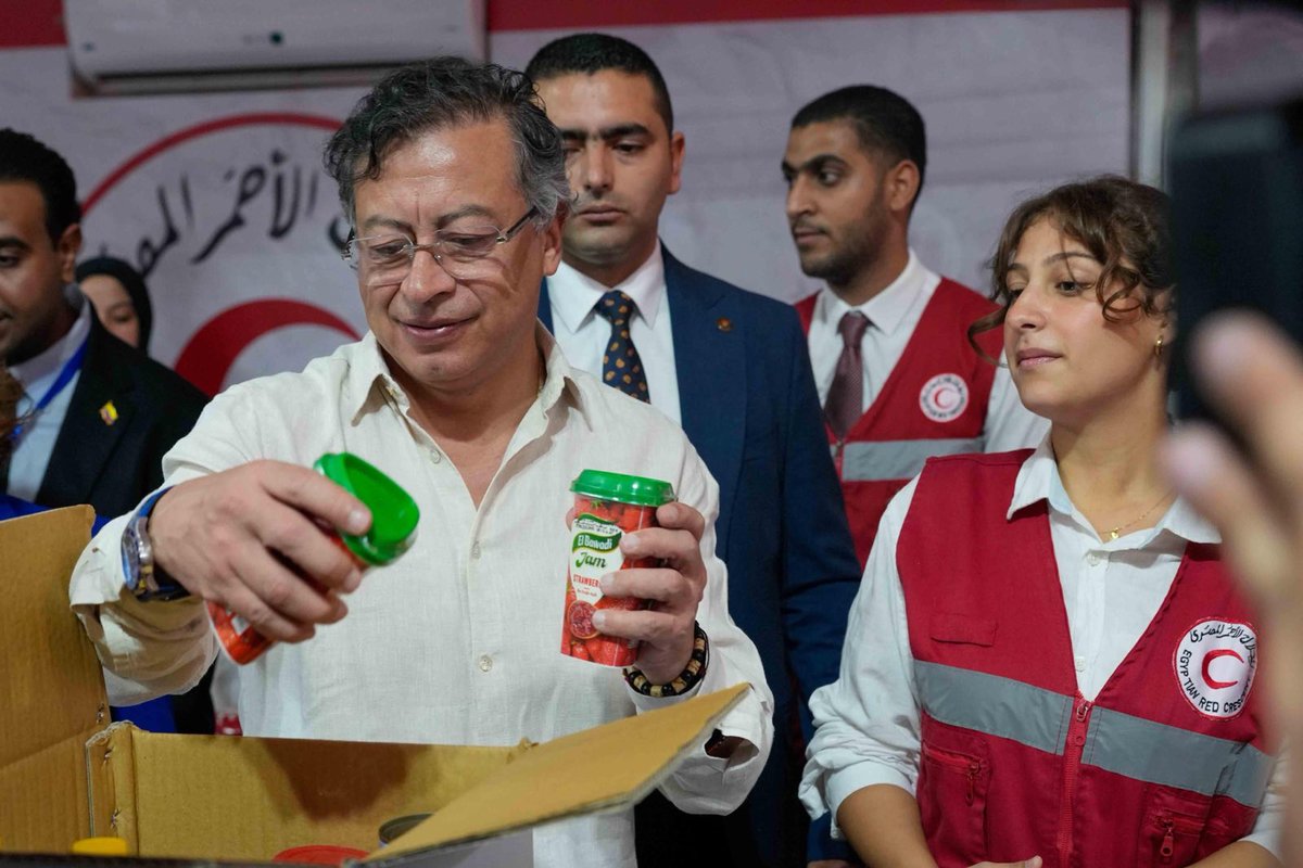 petrogustavo's tweet image. Empacó una caja de ayuda alimentaria al pueblo Palestino en la Luna Roja, equivale a nuestra Cruz Roja, en el Cairo. Desde este lugar se reparte al ayuda mundial a Gaza.

Recibo una distinción de esta entidad que es base de la nueva humanidad. La que lucha contra la barbarie y el…