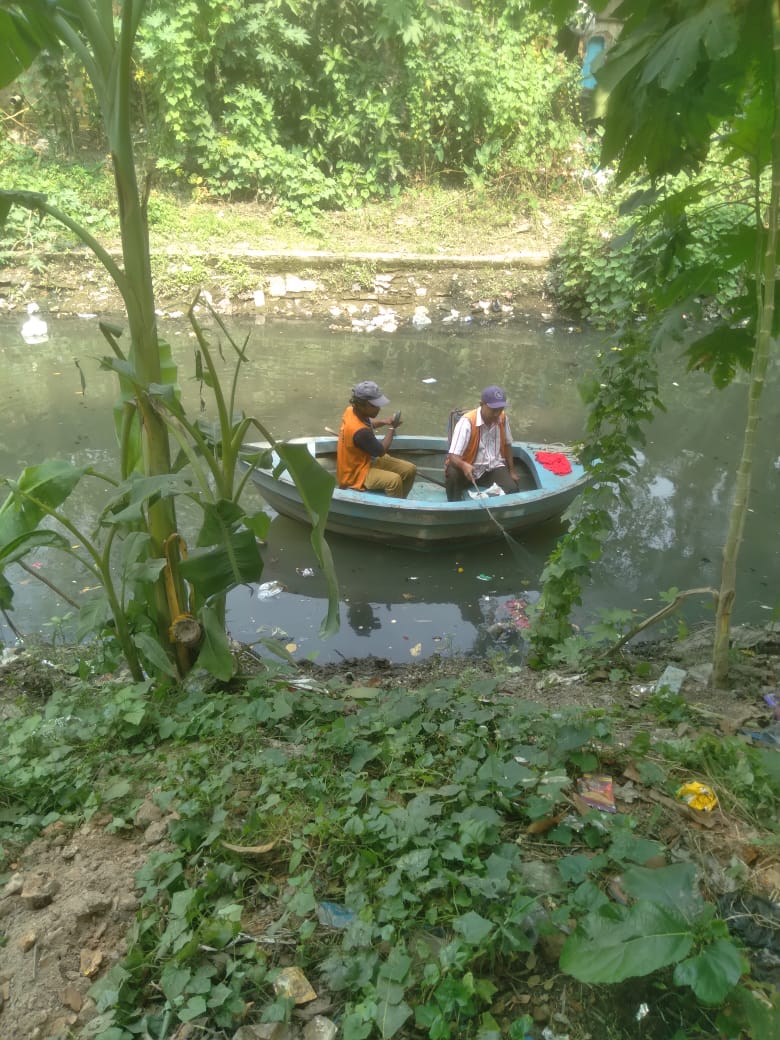 kmc_kolkata's tweet image. A few pictures of Larvicidal Spray being done in various canals across the city for mosquito control.

#VectorControlByKMC #KMConDuty