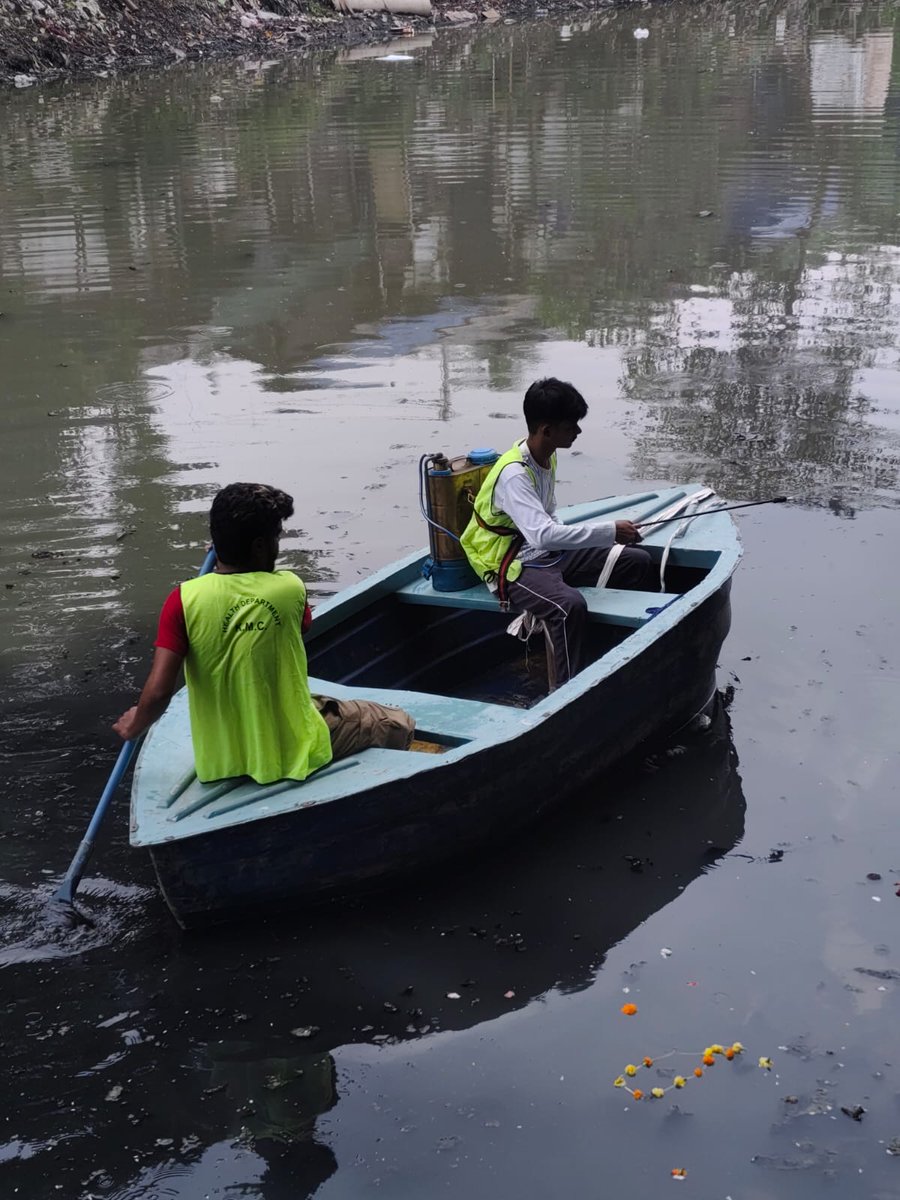 kmc_kolkata's tweet image. A few pictures of Larvicidal Spray being done in various canals across the city for mosquito control.

#VectorControlByKMC #KMConDuty