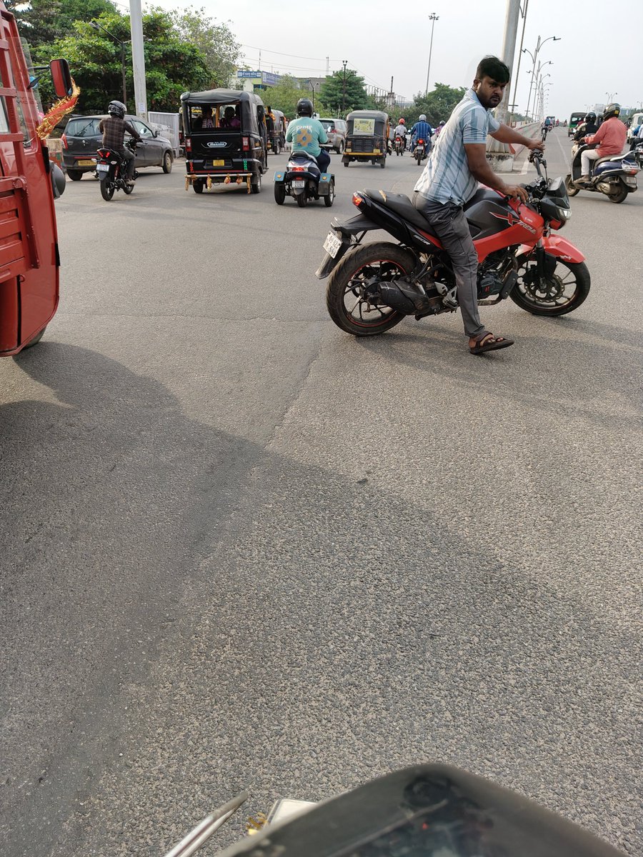alpharay63's tweet image. ଏ ଗାଡ଼ିଟି ବିନା ହେଲମେଟ, ମଦ ପିଇ , ଅକ୍ଷର ଦେଖାଯାଉ ନଥିବା, ଭଙ୍ଗା ଓ ଭୁଲ୍ ନମ୍ବର୍ ପ୍ଲେଟ୍ ଲଗେଇ ରସ୍ ଡ୍ରାଇଭ୍ କରି କ୍ୟାପିଟାଲ ଥାନା ନିକଟରେ ମୋ ସ୍କୁଟିରେ  ବାଡେଇଲା ପରେ ଓଲଟା ମୋତେ ଧମକେଇ ଯାଉଛି ।
@odisha_police 
@STAOdisha