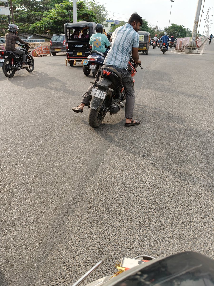 alpharay63's tweet image. ଏ ଗାଡ଼ିଟି ବିନା ହେଲମେଟ, ମଦ ପିଇ , ଅକ୍ଷର ଦେଖାଯାଉ ନଥିବା, ଭଙ୍ଗା ଓ ଭୁଲ୍ ନମ୍ବର୍ ପ୍ଲେଟ୍ ଲଗେଇ ରସ୍ ଡ୍ରାଇଭ୍ କରି କ୍ୟାପିଟାଲ ଥାନା ନିକଟରେ ମୋ ସ୍କୁଟିରେ  ବାଡେଇଲା ପରେ ଓଲଟା ମୋତେ ଧମକେଇ ଯାଉଛି ।
@odisha_police 
@STAOdisha