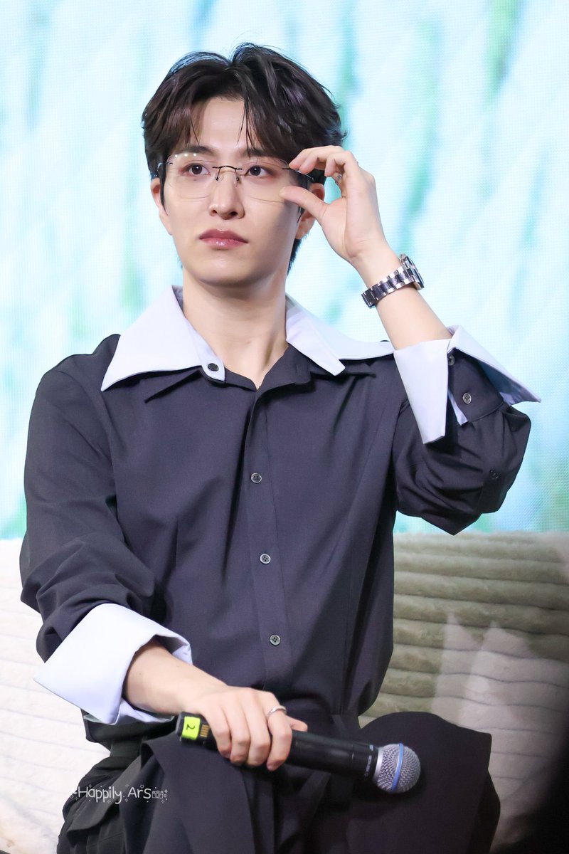 อาจารย์สุดหล่อคนนี้สอนวิชาอะไรคะ 😭😭