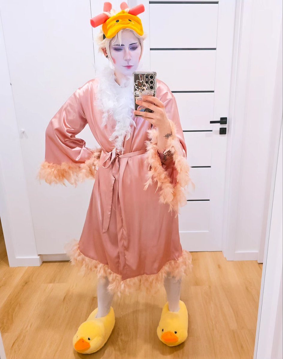 Endziix3's tweet photo. Never underestimate the power of cosplayers and Vinted 😇

#LuciferMorningstar #HazbinHotel #hazbinhotelseason2 https://t.co/0CyqGloVAk