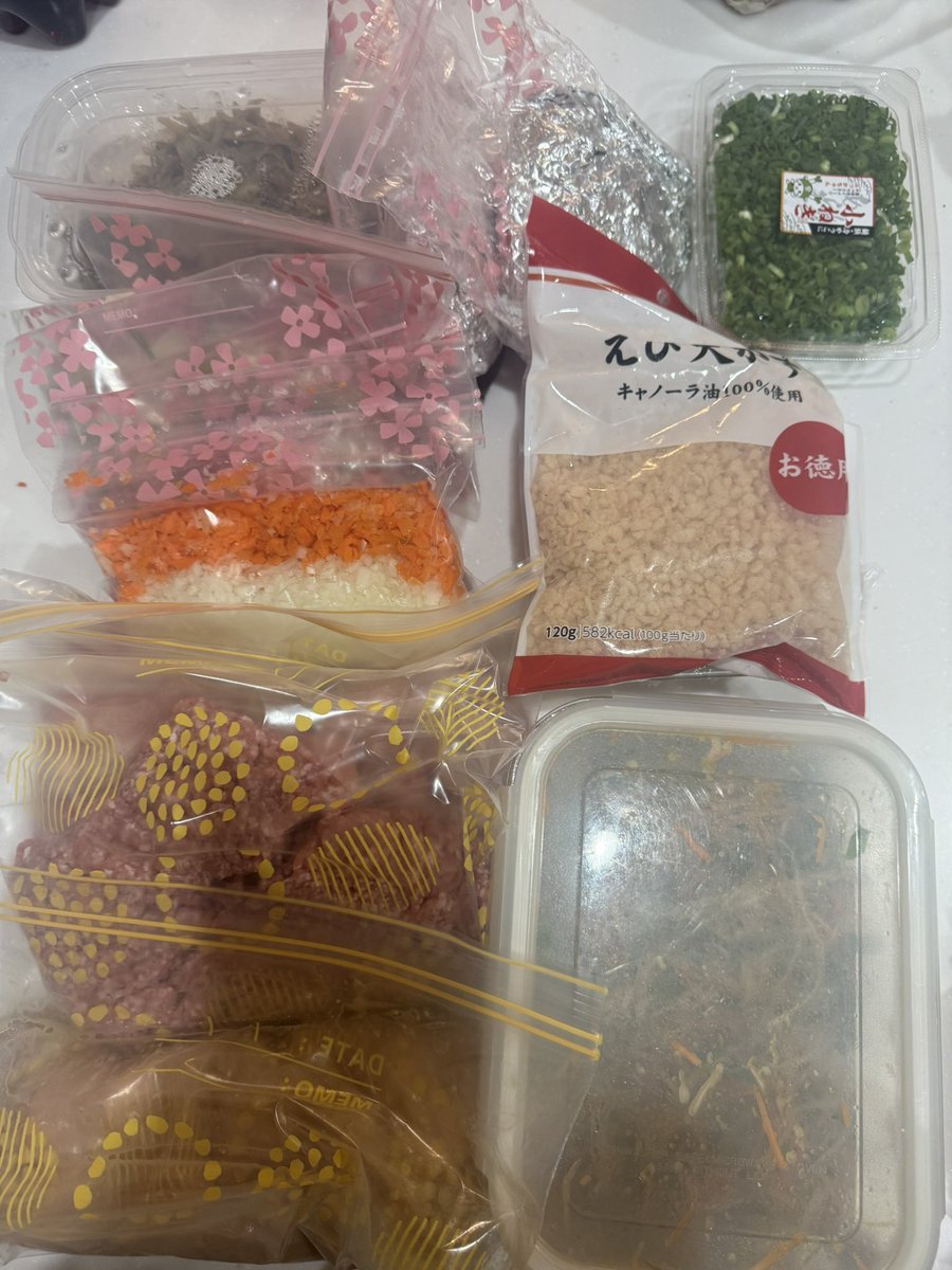 1週間の作り置き✨
きんぴらごぼう
どて焼き(作成中)

鶏マヨ、3色丼、オムライス、シソ豚カツ、たこ焼き、ローストビーフ、麻婆豆腐の仕込み✨
これで平日楽になりました‼️

大体5人分で1万円くらいで収まった♡♡