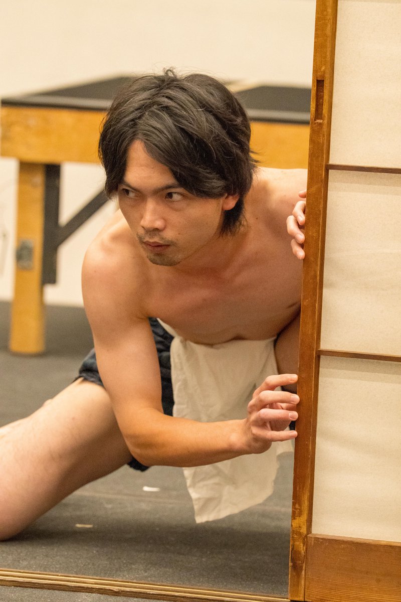 nnt_dramastudio's tweet photo. #新国立劇場演劇研修所 第19期生公演『#トミイのスカートからミシンがとびだした話』

本日ご紹介する出演者は、富子の伯父で提灯屋の平助と新聞記者の佐伯を演じる #和田壮礼（わだ・たけのり）です🏮👔

メッセージはこちらから⏬
https://t.co/TU5AhOfg16 https://t.co/NbMYn0shm1