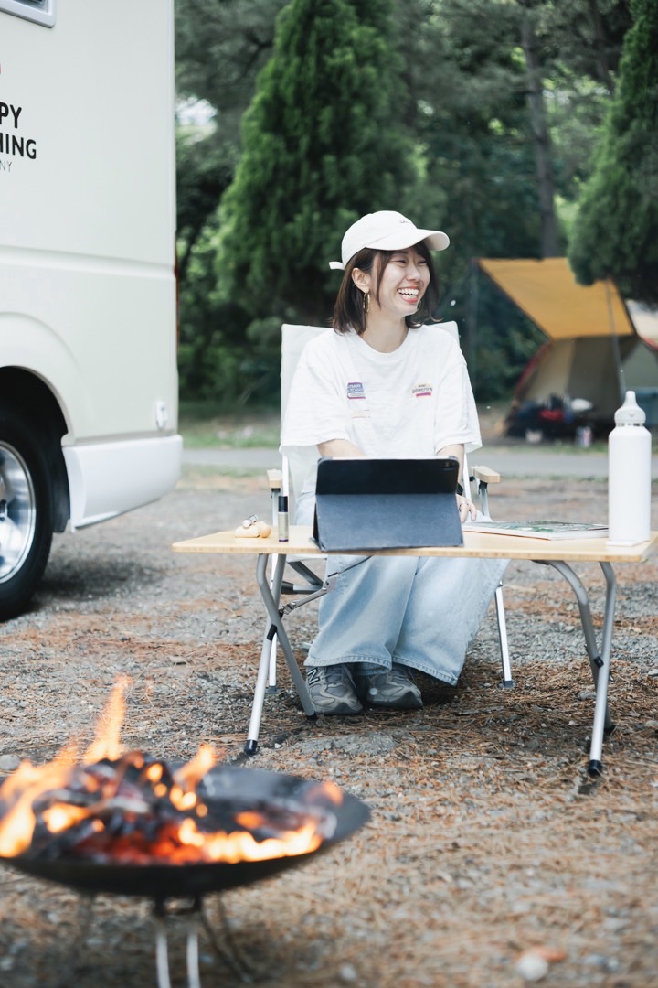 ocapiiii's tweet photo. 写真家・鷲頭有沙さん @myarisa___ の写真展
「女性が自分らしく生きることを応援する写真展」に、
私の写真も出展していただきます📷✨
撮影場所は、大好きな小田原の海沿い「なみのこ村」🏕️
キャンピングカーセッションの様子を撮ってもらいました！（掲載許可いただいています）→
