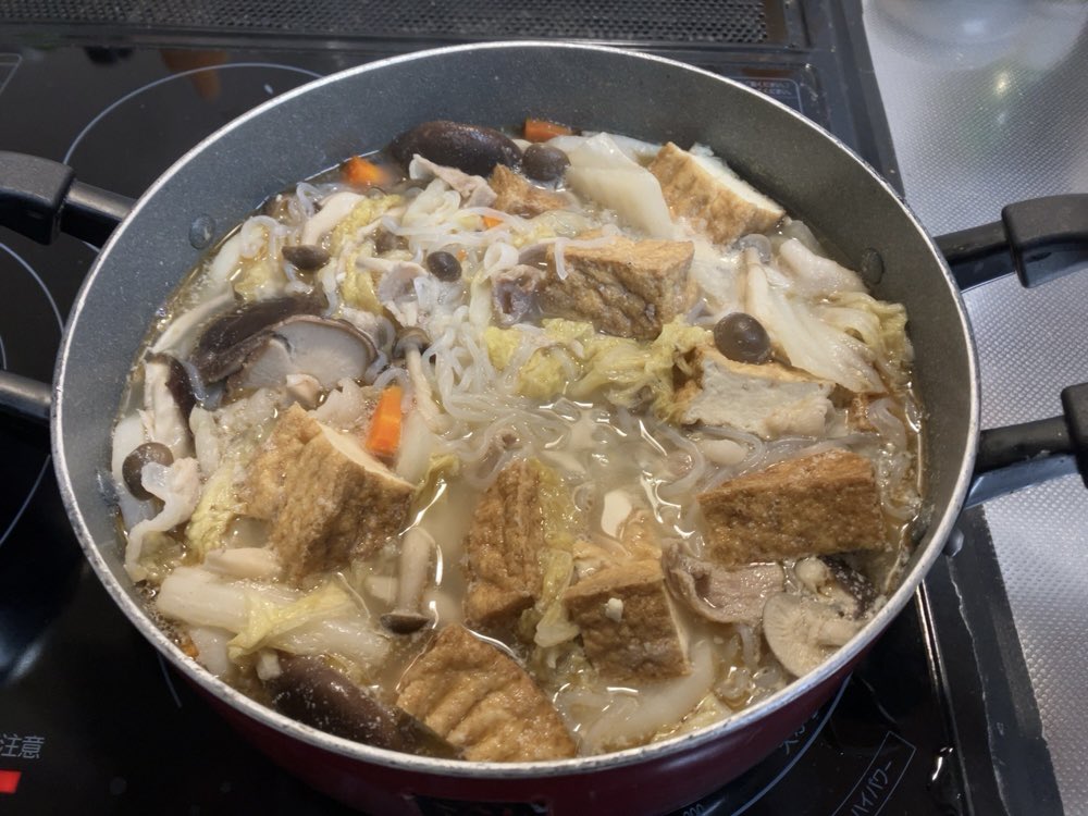 突然予告なく帰ってきた息子のために、鍋を作って、布団出して、洗濯して今乾燥機にきてる。

なんだかんだいってもなぁ
やってやっちゃう性分なんだよね…