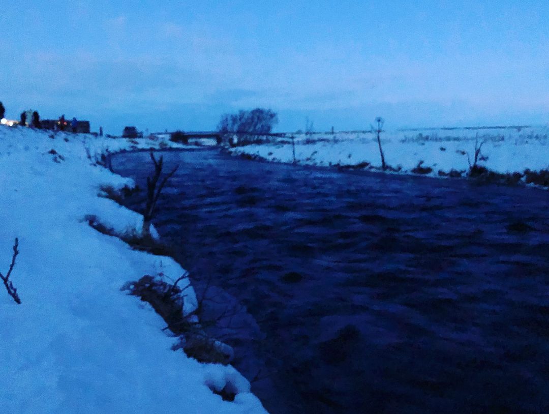 Rayvcallace's tweet image. 青い空の下、川が雪で覆われた大地をゆったりと蛇行して流れていて、遠くには寒い風の中で人影がぼんやり見えるの。まるで時間がゆっくりと流れているみたい