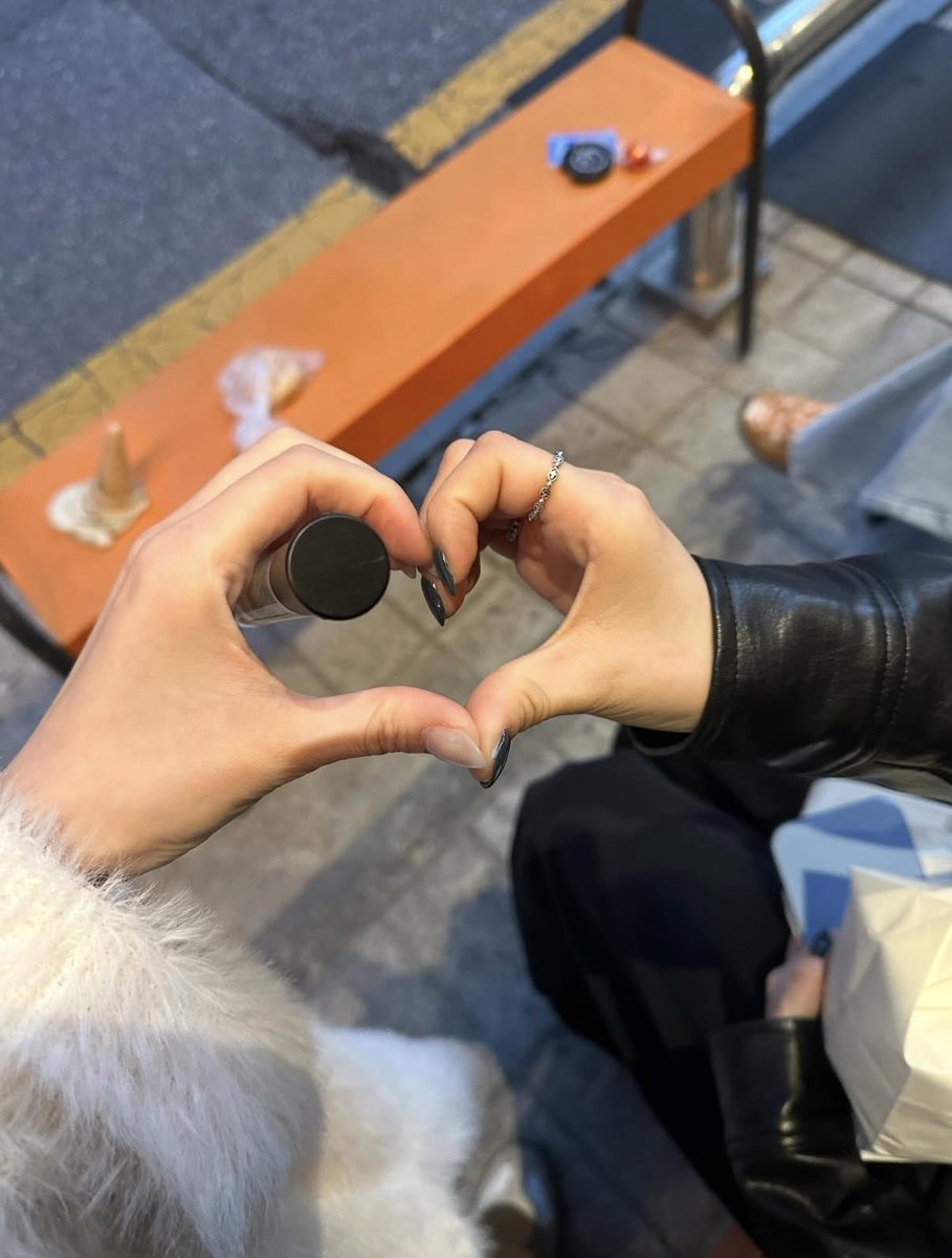 rina_m114's tweet image. 👤道端でカリナと遭遇しました
勇気をだして「カリナですか…??」と尋ねると「そうです!!」と言ってくれてチョコレートを渡したら、カリナがカバンの中を探って使っていた香水をプレゼントしてくれました。
本当に綺麗だったし、一生分の運を使い果たしたようです。

またカリナさんの伝説が増えた…💙