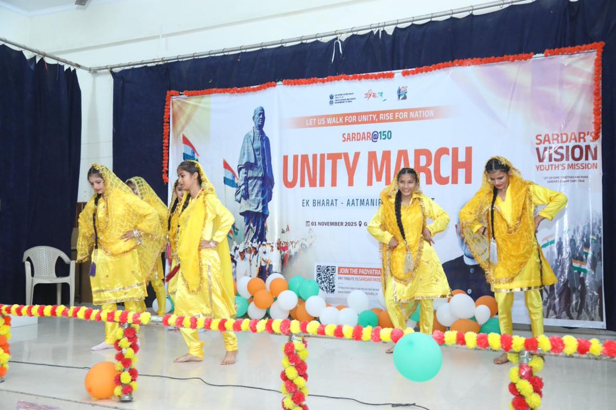 DiprKathua's tweet image. Cultural performances by students at GDC Women &amp;amp; Boys Kathua showcased India’s diverse yet united heritage, echoing the message of ‘Ek Bharat, Shreshtha Bharat’. 🎭🇮🇳 #UnityDay2025 #Kathua
@diprjk @ddnews_jammu @radionews_jammu @CBCJammuKashmir @mrvimudegra @airkathua