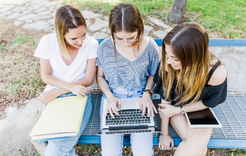 educacion3_0's tweet image. Tus estudiantes de #Secundaria pueden aprender electrónica sin necesidad de utilizar hardware gracias a simuladores gratuitos como #SimulIDE.
educaciontrespuntocero.com/tecnologia/sim…