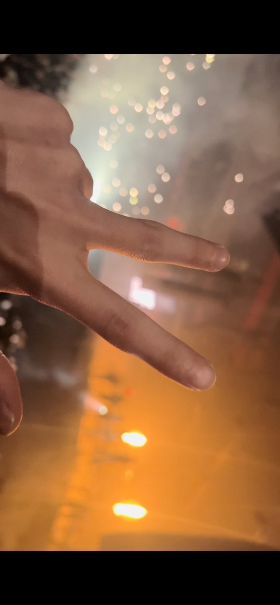 leaveMeB tweet media