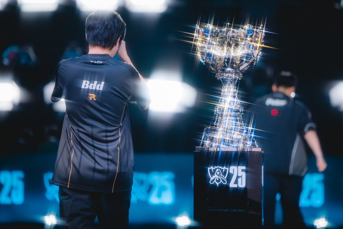 Worlds 무대 트로피