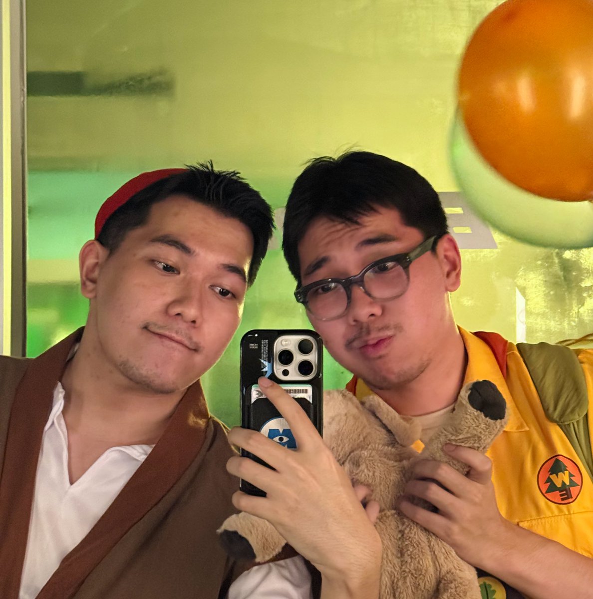 icesometimes's tweet image. ปกติฝาแฝดเขาแต่งเป็นอะไรกันหว่า