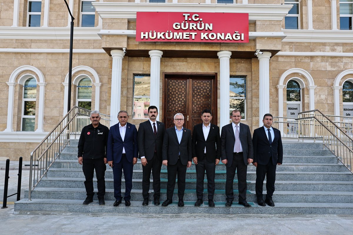 sivasvaliligi's tweet photo. Valimiz Sn. Yılmaz Şimşek, geçtiğimiz günlerde Gürün İlçe Kaymakamı olarak atanan Selami Alper Özkan'ı makamında ziyaret ederek yeni görevinin hayırlı olmasını diledi.

Ziyarette Ulaştırma ve Altyapı Bakan Yardımcısı Osman Boyraz da yer aldı. https://t.co/UGln8TbVqa