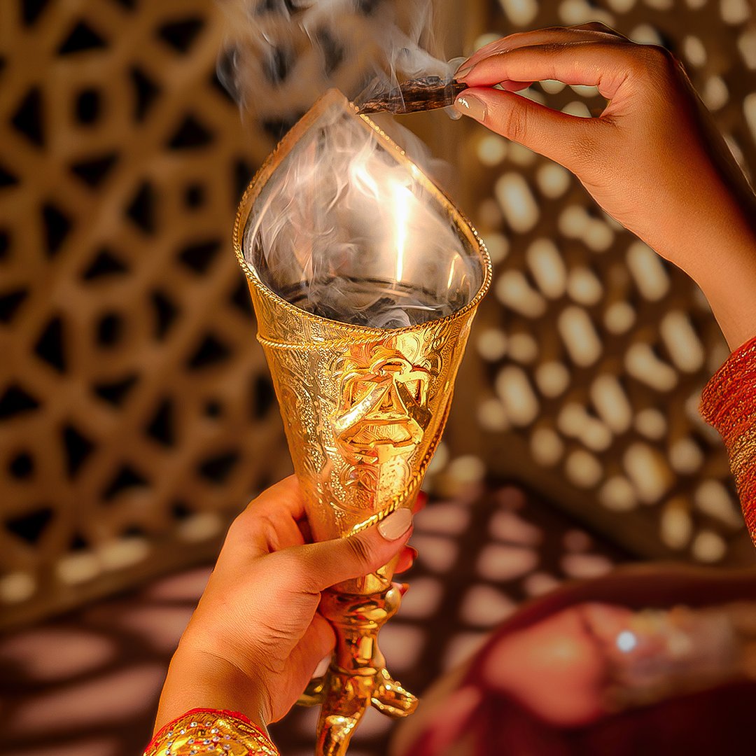 عود بخور ملكي، رمز الفخامة التي لا تعرف الحدود.

#AbdulSamadAlQurashi #ASQ #ASQ_Fragrances #MalakiIncenseStick #Malaki
 #عبدالصمد_القرشي #ملكي