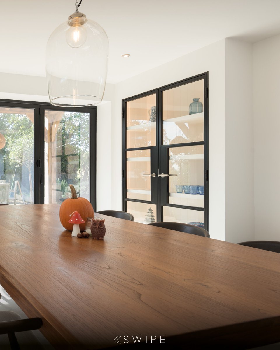 Originbifolds's tweet image. From panoramic bi-folding doors to stylish black cupboards, the OB-49 and OI-30 bring sleek design and year-round versatility, looking just as good dressed for Halloween as they do all year round. 🍂🎃

➡️Swipe to see the full picture🎃... 

#OriginDoors  #VersatileDesign…