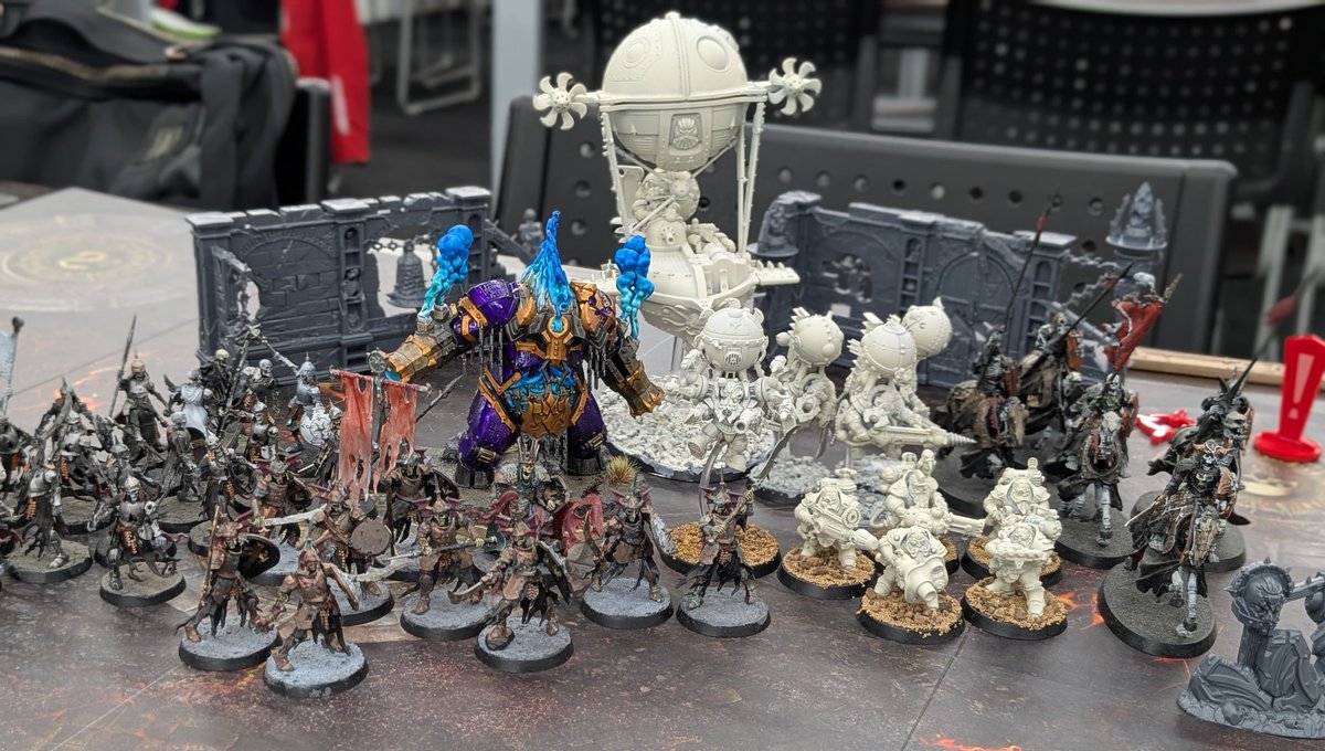 TACOS_ZAM's tweet image. 今日はワンダーグー入間店さんでデスラトルVSカラドロンのスピアヘッドを見学してきました！
デスラトル、復活と加護で粘りく、クリティカル致命のおかけで攻撃もちょこちょこ痛くてカラドロンは苦戦してました。
骸骨面白そう！！
対戦してもらうのが楽しみです！
#ウォーハンマー