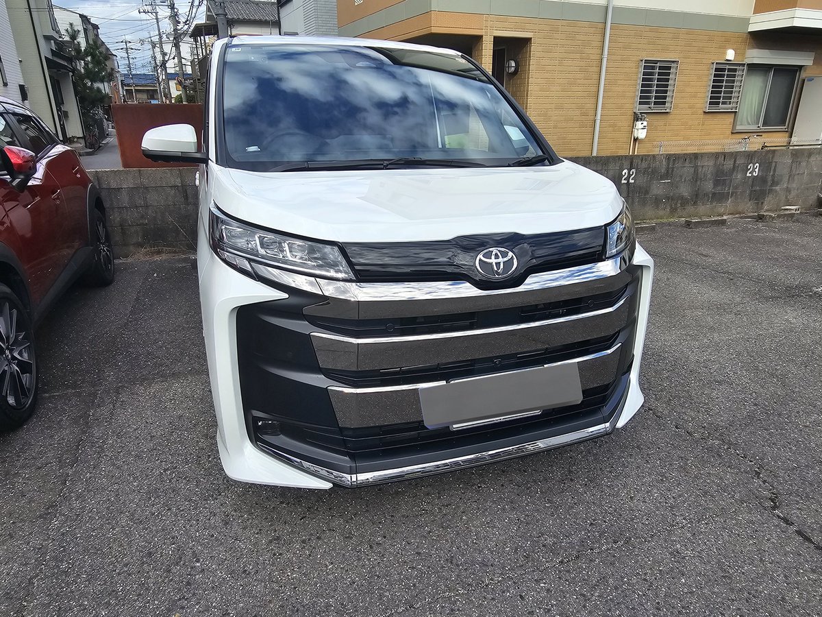 TRSFX1's tweet photo. 気のせいかも知らんけど、レーダークルーズモード改良されたのか左右にフラフラせずに真ん中キープで快適に走るようになってた！渋滞時のブレーキもいきなりガツンじゃなくて、エンジンブレーキ効かしてからフットブレーキかかるので前より安心感ある笑
 #90ノアHV S-Z 
 #改良型 https://t.co/2XMdFONmB8