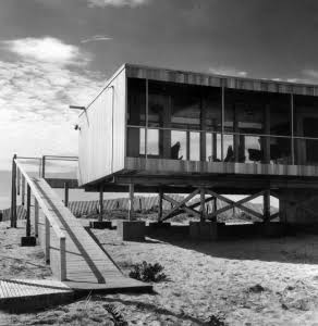 Speedmaster72's tweet photo. #100x100masterhouses 
En 1961 Richard Meier construyó su primera obra residencial para el ilustrador Saul Lambert en Fire Island. Modesto en tamaño pero ambicioso en concepto, el proyecto fue una rigurosa exploración de la prefabricación y la construcción eficiente y económica. https://t.co/SC8ddJxZ57