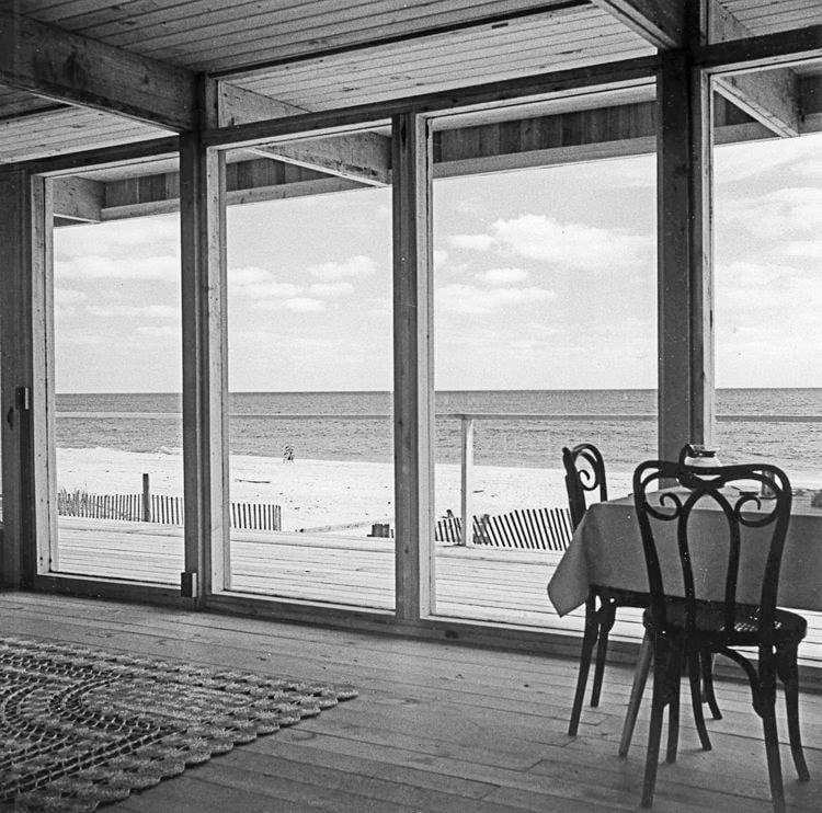 Speedmaster72's tweet photo. #100x100masterhouses 
En 1961 Richard Meier construyó su primera obra residencial para el ilustrador Saul Lambert en Fire Island. Modesto en tamaño pero ambicioso en concepto, el proyecto fue una rigurosa exploración de la prefabricación y la construcción eficiente y económica. https://t.co/SC8ddJxZ57