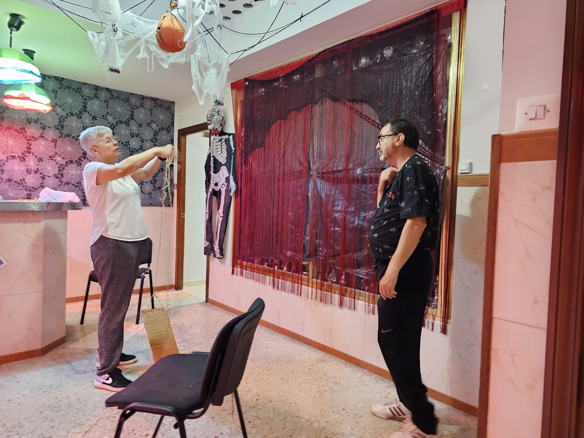 ¡Los socios de ALBOR a full con los preparativos para la fiesta de Halloween! 👻🎉
#HalloweenALBOR #Fiesta2025 #TrabajoEnEquipo