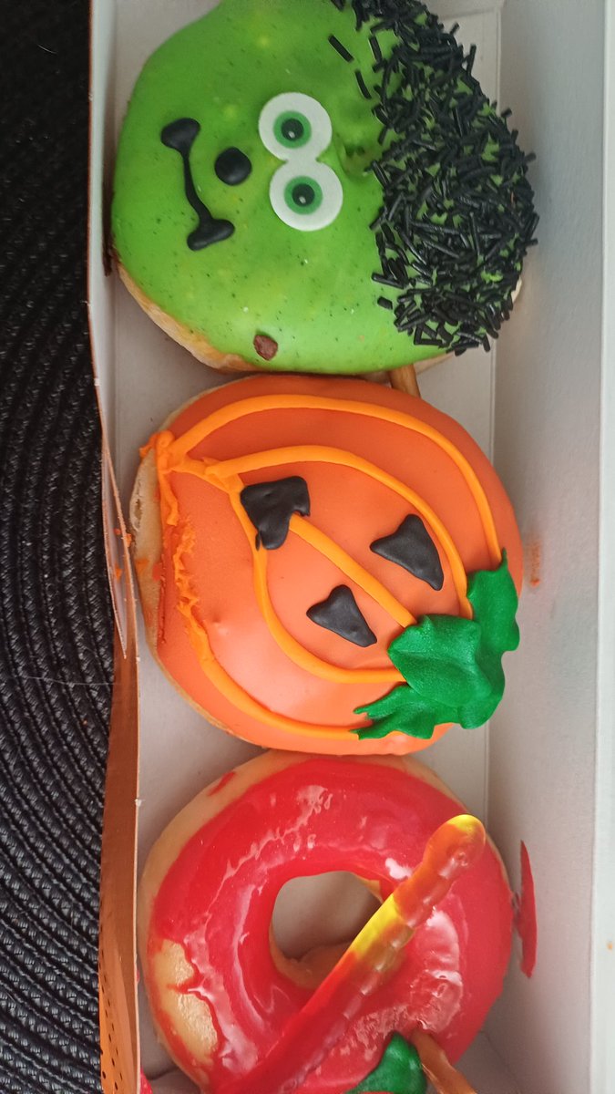 ViperSaveFile's tweet image. I TOTALLY FORGOT THAT MY SIS GOT HALLOWEEN DOUGHNUTS LAST NIGHTTT!!!! 😭
THEIR SOOOO CUTTEEE