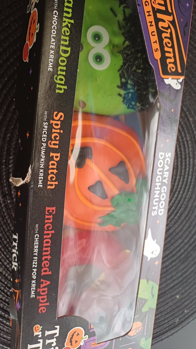 ViperSaveFile's tweet image. I TOTALLY FORGOT THAT MY SIS GOT HALLOWEEN DOUGHNUTS LAST NIGHTTT!!!! 😭
THEIR SOOOO CUTTEEE