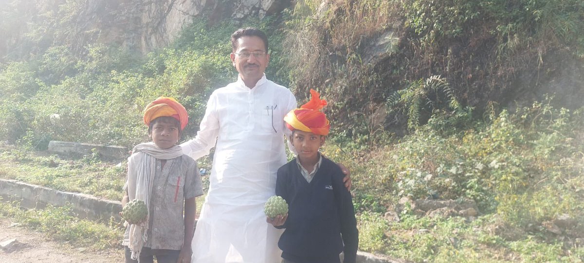 सीताफ़ल बेचते हुए दो अबोध स्कूली बच्चे । पढ़ाई कर प्रशासनिक अधिकारी बनने का किया संकल्प ।