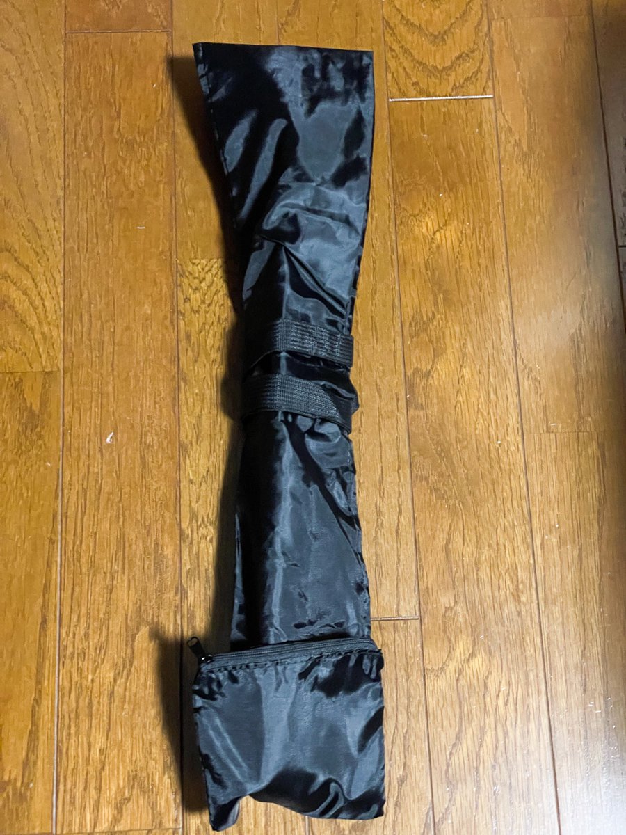 元ポストがわかんないけどフォロワーさんが長物入れるのにいいって言ってたダイソーの巾着バック。
ストロボスタンド入れてる袋が痛んでたから助かった。長さが余るから折り返して巻けばいい感じ。教えてくれてありがとう。