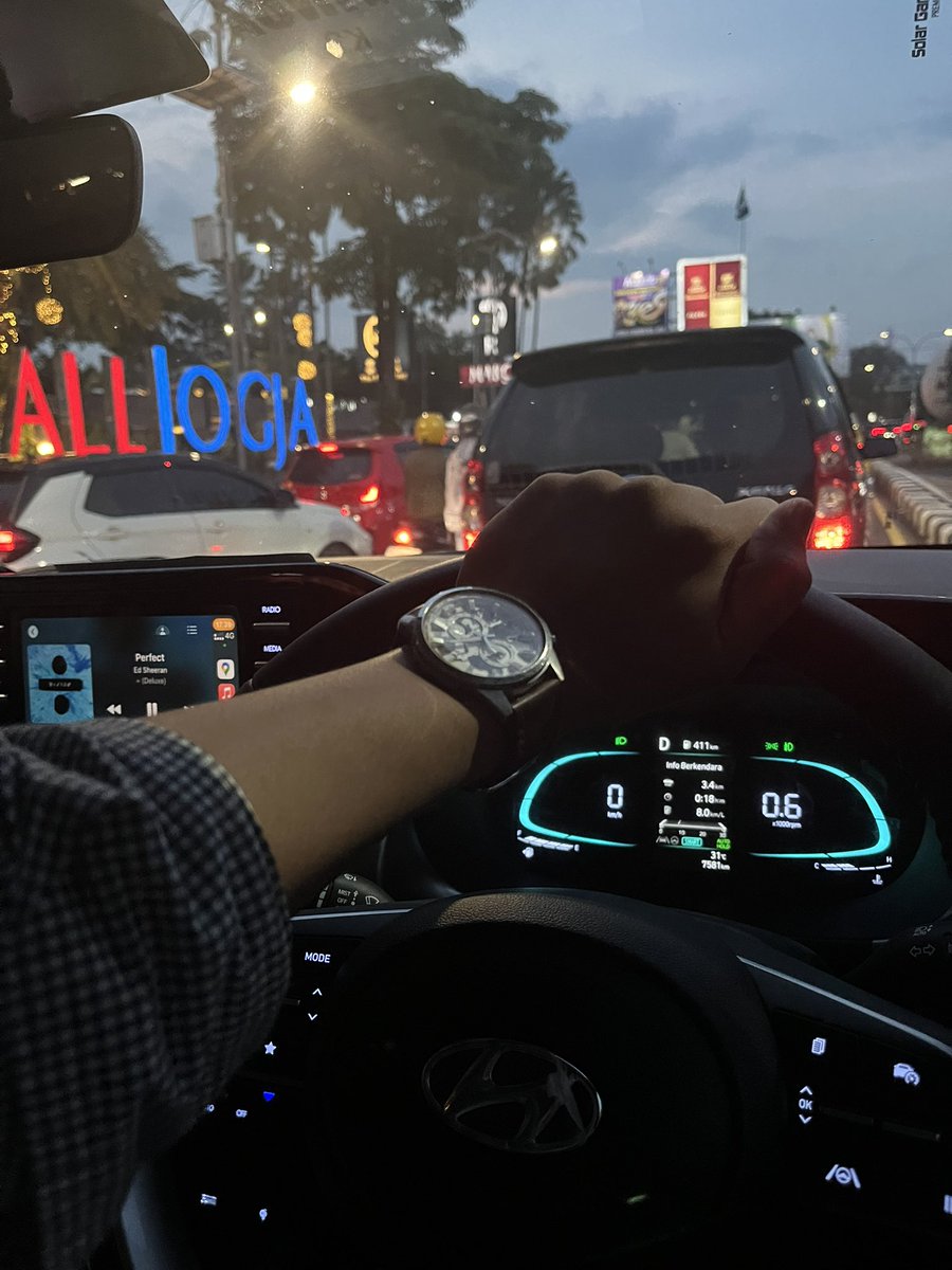 StyleZacka's tweet image. kaget banget ya ternyata begini adegan jemput cewe pulang kerja terus pulangnya ngejajanin dia sambil tanya gimana kerjanya hari ini baik baik aja kan ?