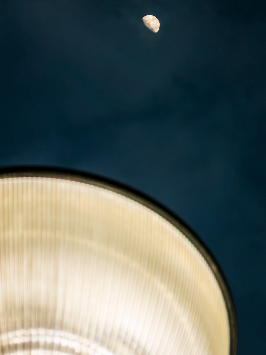 javanng's tweet image. Above, the moon casts a gentle glow, while the streetlamp flickers beneath it.

#moon #moonphotography #lookingup #moongaze #moonvibes #minimal_shots #simplicityisbeauty #shotoniphone #shotoniphone17promax @Apple
