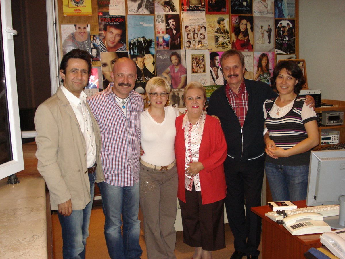 ekremataer's tweet photo. O DA GİTTİ!
Yeşilçam'ın unutulmazı yıldızı Engin Çağlar'ı  kaybettik. Motorlu bir magandanın çarpması sonucu maalesef bu kıymetli dostu kaybettik. TRT'li yıllarımda konuk olarak aldığım ve beyefendiliği ile daima hatırlayacağım bir değerdi. (TRT İst. sağdan 2.) @EceAtaer1 https://t.co/k4Vv8wWJtx