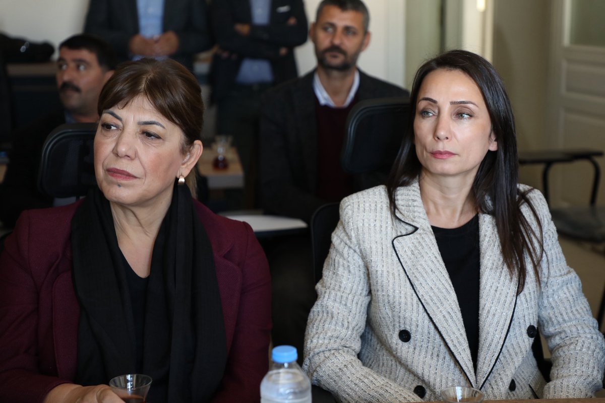 Hevseroka me ya Giştî Tulay Hatimogullari li Wanê serdana DADSAZê kir.

Eş Genel Başkanımız Tülay Hatimoğulları, Van’da Hukuk Araştırmaları ve Eğitim Derneği’ni ziyaret etti.