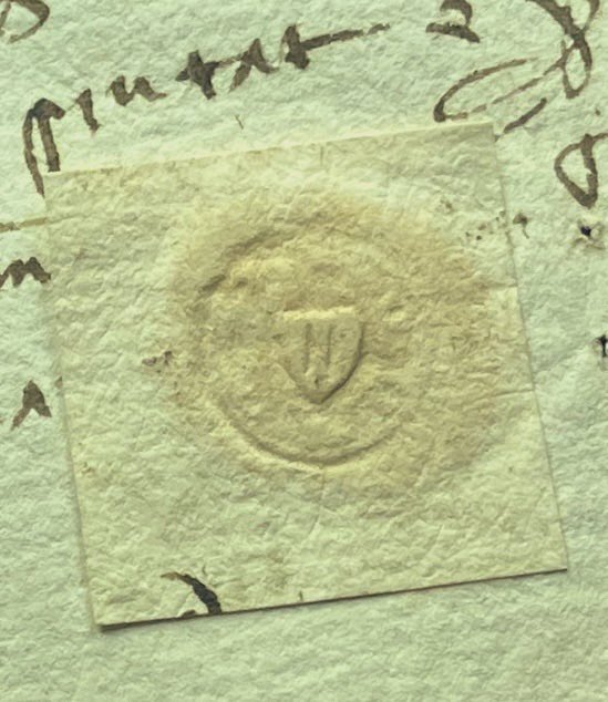 En un mar de cera circular una matriu de metall va estampar sobre paper un escut quadrilong de minúscules dimensions amb les armes dels reis que portaren el català a la ciutat de l’Alguer.

Escut: 5 x 4 mm.

✍️ 1415. Segell de la duana de l’Alguer.