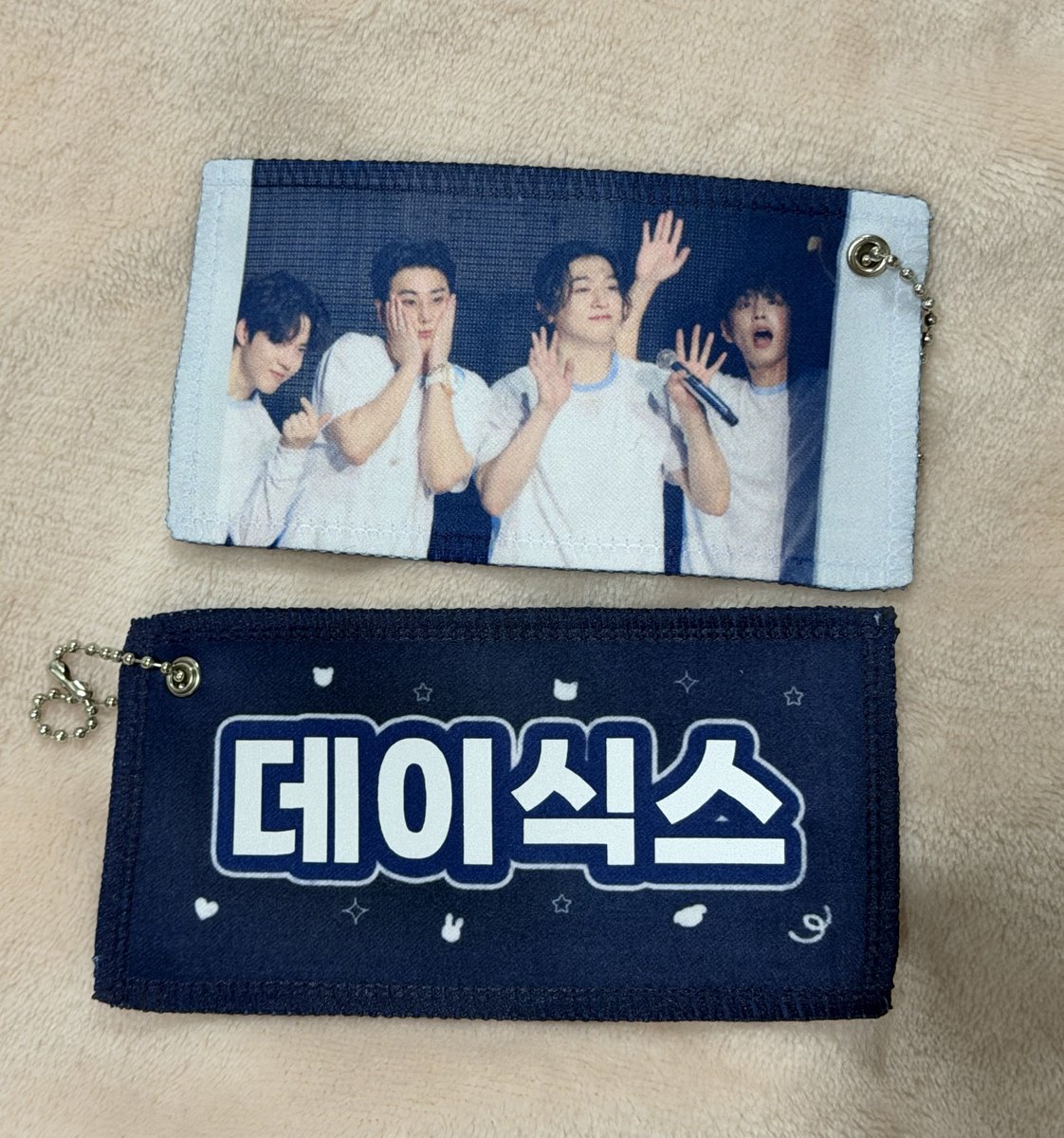 오랜만에  #rt 이벤트 🍀 3명 뽑아요

👉 미니슬로건 키링 (12*6)

🧡 당발- 11/8 저녁 (거래/rt/구독계 제외)
💛 택배비는 당첨자 부담

*소장용으로 만들었던거라 보시다시피 사진 화질이 좋진  않습니다. 참고!!🙏