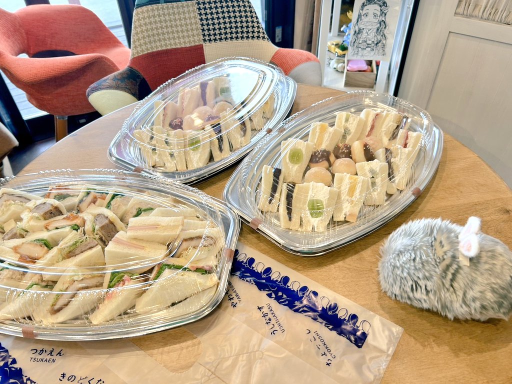 BreadPlusTO's tweet image. ブレプラ2025年11月の営業案内🍞

11/5～11/12代表Birthday週間のためいつもの缶バッジ割引やりまーす！
ついにワテクシ40歳になりやす！
ブレプラ缶バッジお持ちの方は是非レジで見せつけてくださいませ✨

11月9日は冨よしコラボ！
なんと今回はたこ焼きバーガーです！

サンドオードブルも受付中🥪