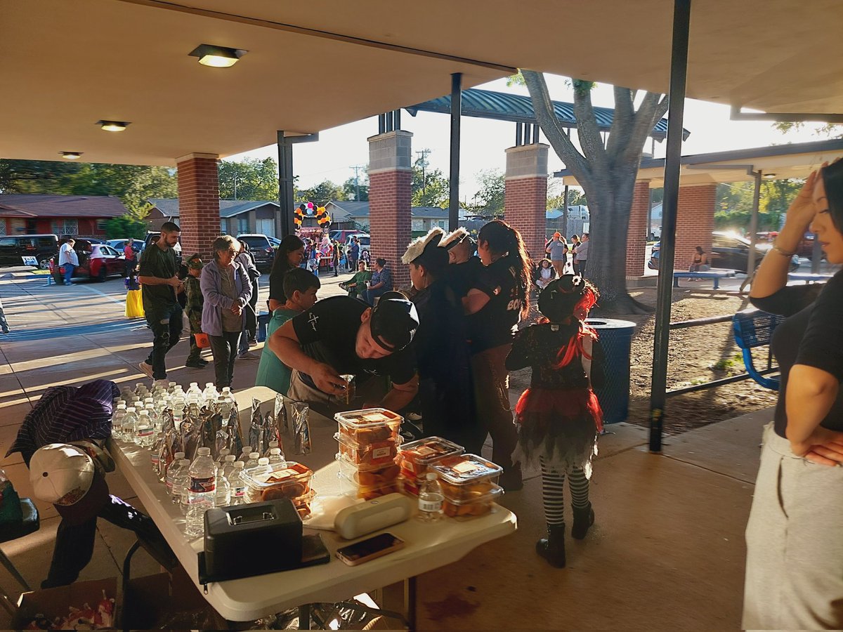 We had a wonderful turnout for our trunk and treat  <a href="/Bullock_Bears/">Bullock Elementary</a>  <a href="/TrichellBrian/">Brian Trichell</a>  <a href="/mrsmichelena/">Liz Michelena M.S. M.Ed.</a>  <a href="/gisdnews/">Garland ISD</a> #PTA