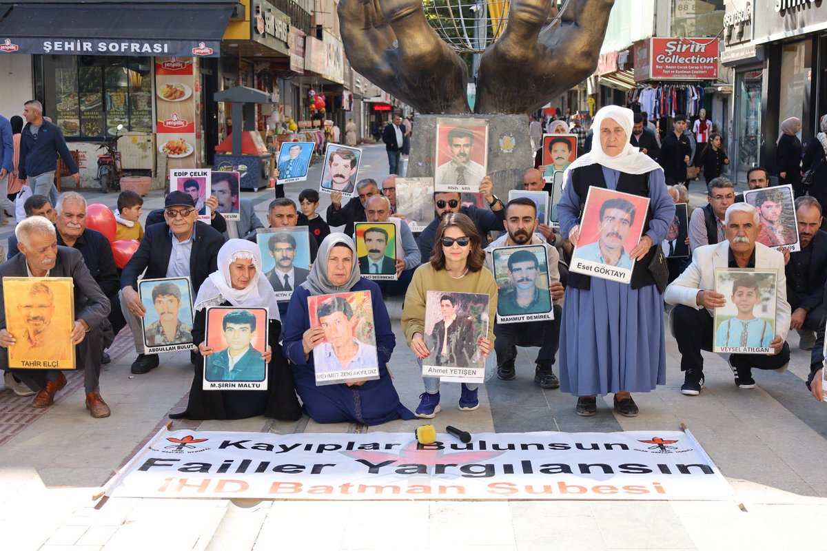 709. HAFTA: AHMET YETİŞEN’İN AKIBETİ SORULDU 

Şubemiz ve kayıp yakınları olarak, “Kayıplar bulunsun, failler yargılansın” eylemimizin 709. haftasında;  

13 Kasım 1994 yılında gözaltına alınan ve bir daha haber alınamayan Ahmet YETİŞEN’in akıbeti soruldu.