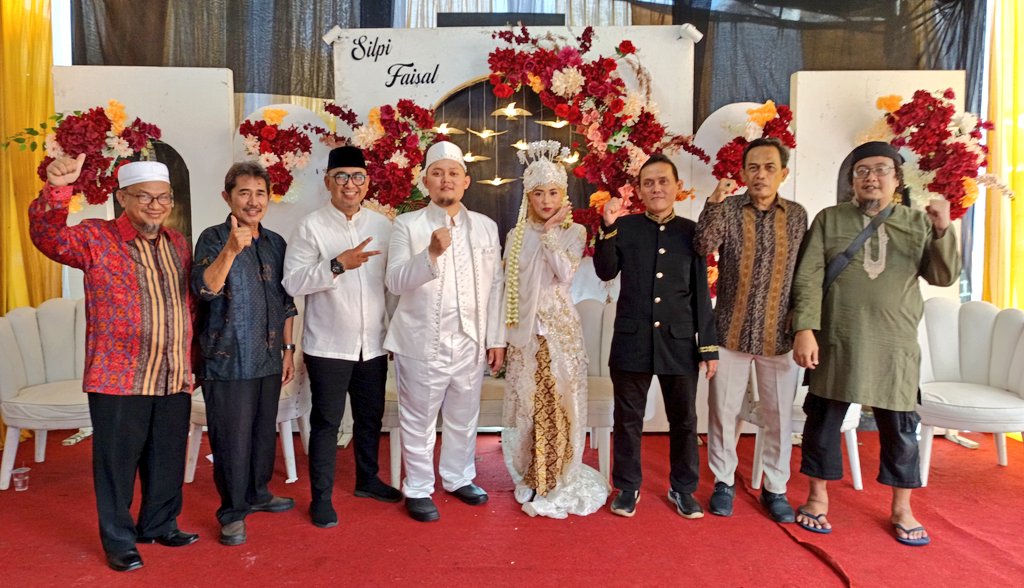 Rumah tangga itu komitmen bukan momen, kisahnya melekat bukan singkat, ia bukan sekadar hadir tapi taqdir yang harus dijalani dengan sepenuh hati.

Di dalamnya banyak tentang pemaknaan tanggung jawab sebagai hamba Tuhan dengan segala amanah yang diberikan oleh-Nya.