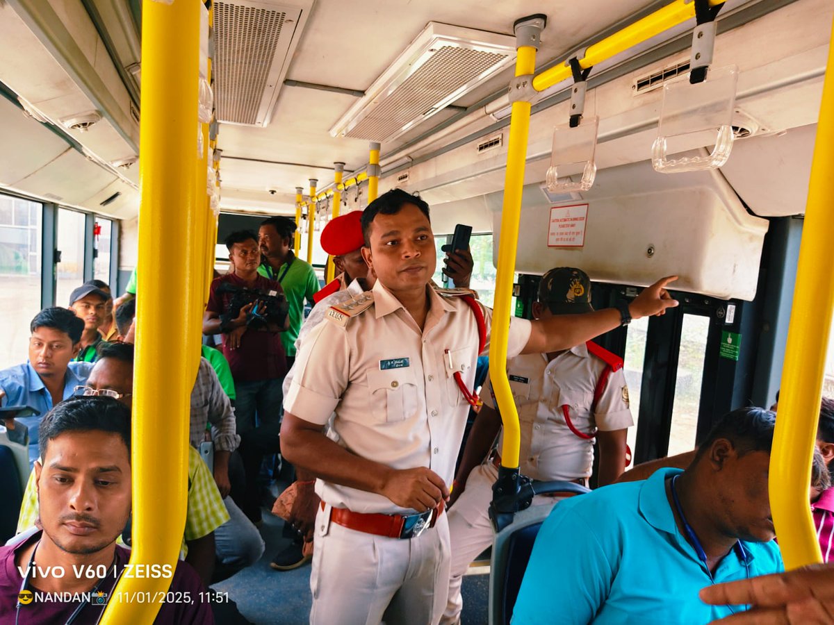 CRUT_BBSR's tweet image. ଆମ ବସ୍ ରେ ଯାତାୟତ କରୁଥିବା ସମସ୍ତ ଯାତ୍ରୀମାନଙ୍କ ଯାତାୟତକୁ ଏକ #ସୁରକ୍ଷିତଯାତ୍ରା ଅନୁଭୂତି ପ୍ରଦାନ କରିବା ନିମନ୍ତେ ବ୍ରହ୍ମପୁରର ପ୍ରତ୍ୟେକ ଗାଇଡ ଏବଂ କ୍ୟାପଟେନମାନଙ୍କୁ #ଅଗ୍ନିନିରାପତ୍ତାପ୍ରଶିକ୍ଷଣ ପ୍ରଦାନ କରଯାଇଛି।

ଗଞ୍ଜାମ ଆରଟିଓଙ୍କ ଦ୍ୱାରା ଆୟୋଜିତ ଏହି ପ୍ରଶିକ୍ଷଣରେ ହଳଦିଆପଦର ଡିପୋର ସମସ୍ତ ସଦସ୍ୟ ଅଂଶଗ୍ରହଣ କରିଥିଲେ।