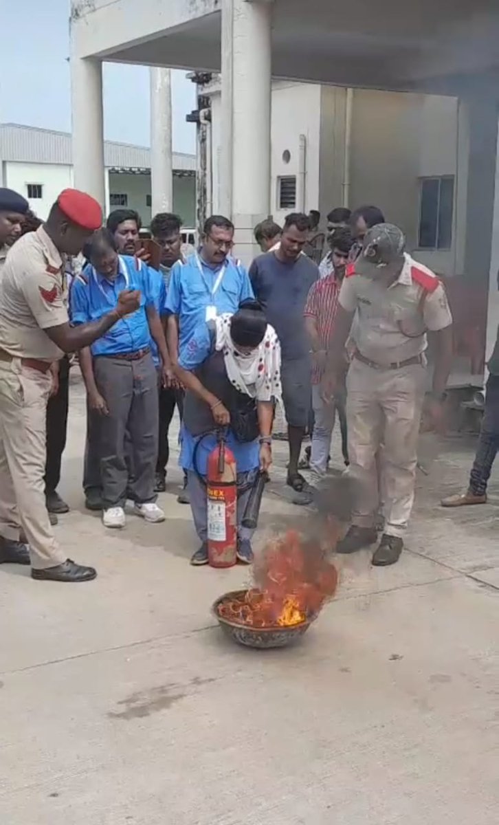 CRUT_BBSR's tweet image. ଆମ ବସ୍ ରେ ଯାତାୟତ କରୁଥିବା ସମସ୍ତ ଯାତ୍ରୀମାନଙ୍କ ଯାତାୟତକୁ ଏକ #ସୁରକ୍ଷିତଯାତ୍ରା ଅନୁଭୂତି ପ୍ରଦାନ କରିବା ନିମନ୍ତେ ବ୍ରହ୍ମପୁରର ପ୍ରତ୍ୟେକ ଗାଇଡ ଏବଂ କ୍ୟାପଟେନମାନଙ୍କୁ #ଅଗ୍ନିନିରାପତ୍ତାପ୍ରଶିକ୍ଷଣ ପ୍ରଦାନ କରଯାଇଛି।

ଗଞ୍ଜାମ ଆରଟିଓଙ୍କ ଦ୍ୱାରା ଆୟୋଜିତ ଏହି ପ୍ରଶିକ୍ଷଣରେ ହଳଦିଆପଦର ଡିପୋର ସମସ୍ତ ସଦସ୍ୟ ଅଂଶଗ୍ରହଣ କରିଥିଲେ।