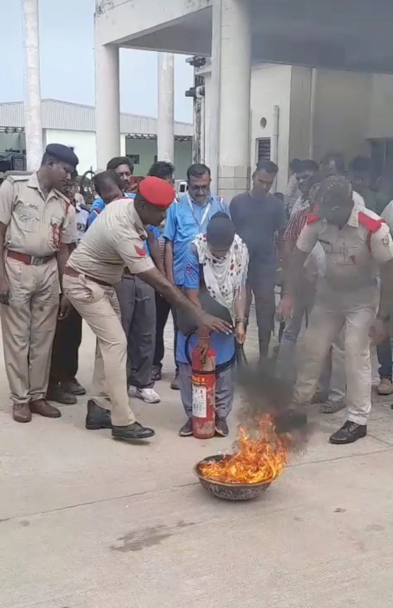 CRUT_BBSR's tweet image. ଆମ ବସ୍ ରେ ଯାତାୟତ କରୁଥିବା ସମସ୍ତ ଯାତ୍ରୀମାନଙ୍କ ଯାତାୟତକୁ ଏକ #ସୁରକ୍ଷିତଯାତ୍ରା ଅନୁଭୂତି ପ୍ରଦାନ କରିବା ନିମନ୍ତେ ବ୍ରହ୍ମପୁରର ପ୍ରତ୍ୟେକ ଗାଇଡ ଏବଂ କ୍ୟାପଟେନମାନଙ୍କୁ #ଅଗ୍ନିନିରାପତ୍ତାପ୍ରଶିକ୍ଷଣ ପ୍ରଦାନ କରଯାଇଛି।

ଗଞ୍ଜାମ ଆରଟିଓଙ୍କ ଦ୍ୱାରା ଆୟୋଜିତ ଏହି ପ୍ରଶିକ୍ଷଣରେ ହଳଦିଆପଦର ଡିପୋର ସମସ୍ତ ସଦସ୍ୟ ଅଂଶଗ୍ରହଣ କରିଥିଲେ।