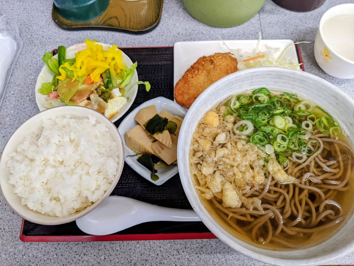ffqrWjjA8B2ztsP's tweet image. 今日はお食事と天ぷらの店:うれしのさんへ💨現場で働く人達が集うお店で満席。
そば定食と天ぷら盛合せを注文。
注文からの提供時間は早い‼️
天ぷらは揚げ立てでサクサクで美味しい。おかずの竹の子の煮物もGood😊おやつでうどん定食を。
次は噂の天丼デラックスを食べに行くかな😁
#うれしの　#定食屋