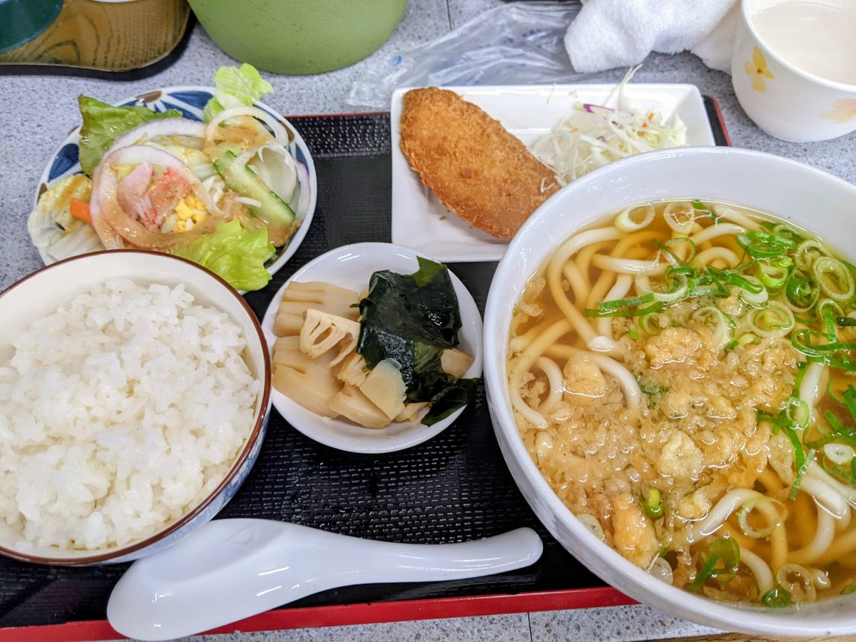ffqrWjjA8B2ztsP's tweet image. 今日はお食事と天ぷらの店:うれしのさんへ💨現場で働く人達が集うお店で満席。
そば定食と天ぷら盛合せを注文。
注文からの提供時間は早い‼️
天ぷらは揚げ立てでサクサクで美味しい。おかずの竹の子の煮物もGood😊おやつでうどん定食を。
次は噂の天丼デラックスを食べに行くかな😁
#うれしの　#定食屋