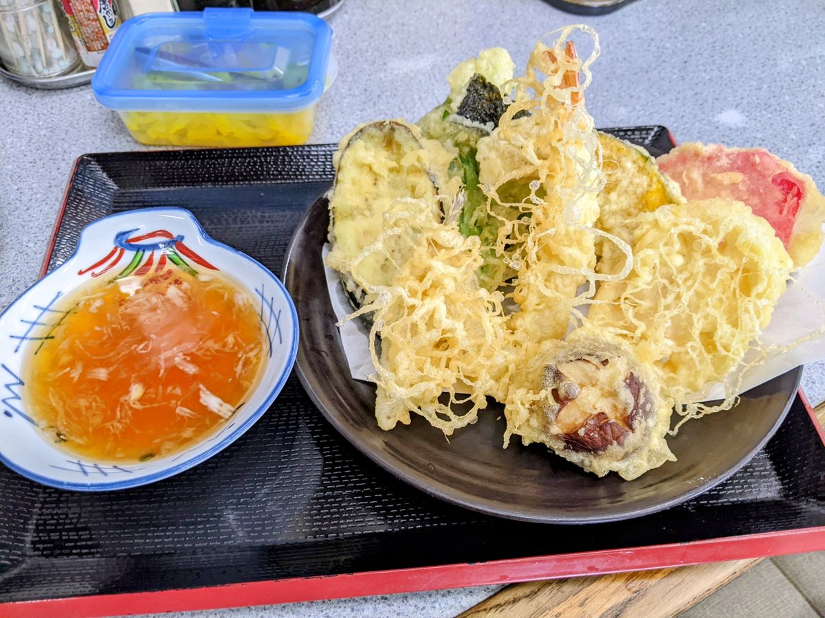 ffqrWjjA8B2ztsP's tweet image. 今日はお食事と天ぷらの店:うれしのさんへ💨現場で働く人達が集うお店で満席。
そば定食と天ぷら盛合せを注文。
注文からの提供時間は早い‼️
天ぷらは揚げ立てでサクサクで美味しい。おかずの竹の子の煮物もGood😊おやつでうどん定食を。
次は噂の天丼デラックスを食べに行くかな😁
#うれしの　#定食屋