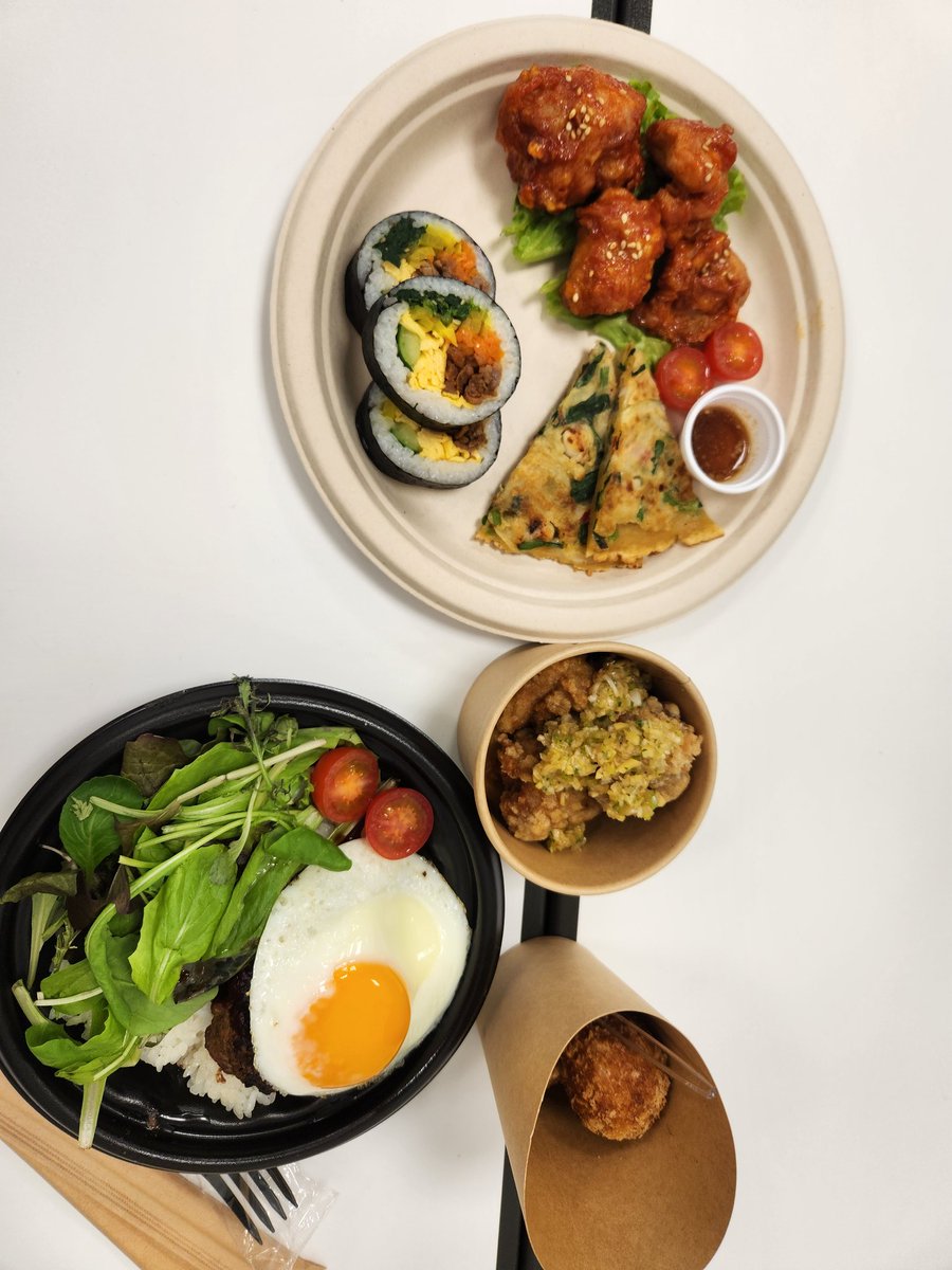 娘の学校の文化祭へ。
ガールズバンドを組んでライブ出場予定だったのですが、メンバーの1人がコロナ感染して無念のリタイア😭
調理師科とパティシエ科の生徒たちが一生懸命作った食事やお菓子をたくさん食べてお腹いっぱい😊