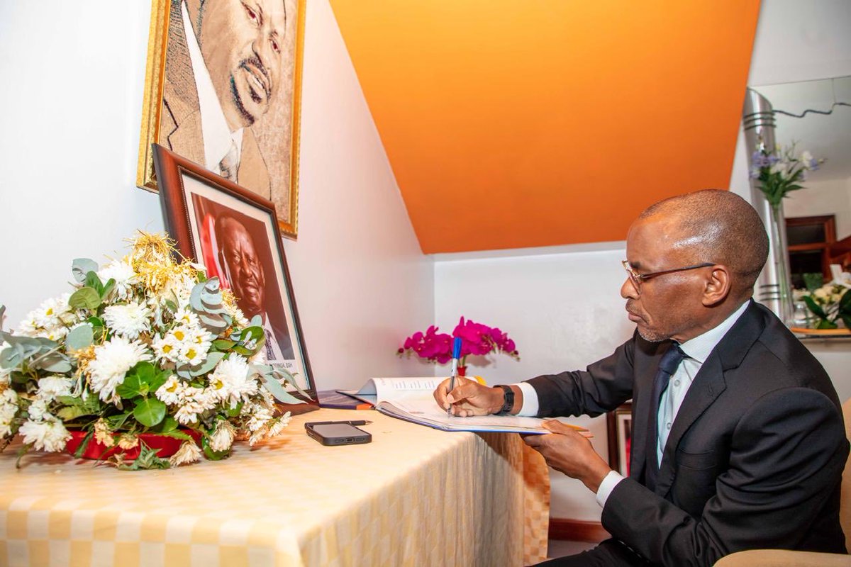 Earlier today, Safaricom Group CEO Peter Ndegwa, accompanied by Chief External Affairs Officer Stephen Chege, paid a courtesy visit to Mama Ida Odinga and her family at their home in Nairobi. 

The delegation offered heartfelt condolences on behalf of the Safaricom leadership and